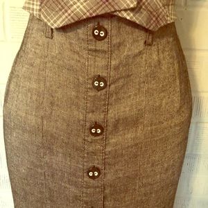 Gorgeous button front pencil skirt by Bebe, size 6